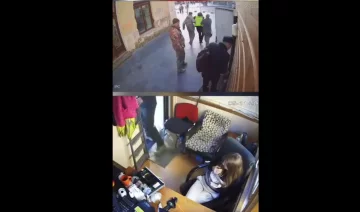 чоловіки у військовій формі силою витягнули паркувальника