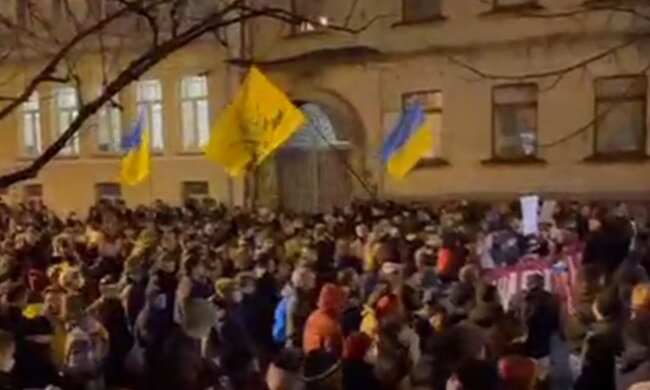 Украинцы пришли под Офис президента, вмешалась полиция: кадры волнений в Киеве