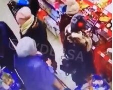"Ходить не за продуктами, а за гаманцями": спритна злодійка завелася в супермаркетах Одеси, з'явилося відео
