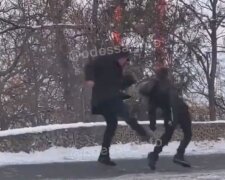 "Бил ногами по чем попадет": в Одессе разъяренный отец жестоко избил сына на глазах у людей, видео дикости