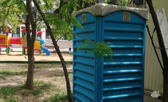 В Одесі біля дитячого майданчика влаштували туалет: "Літають мухи і не тільки", фото
