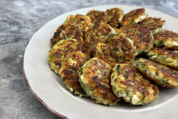 По-летнему вкусно: "Мастер Шеф" Глинская дала рецепт вкусных сырников с кабачками, видео
