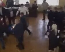 Мэра повалили на пол: массовая драка между депутатами вспыхнула в горсовете, видео бойни