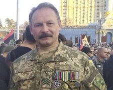 Екснардеп обвішав себе орденами і нарвався на ветеранів АТО, відео: "Вже і у нас ряджені з'явилися"