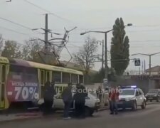 В Одессе пьяный водитель наехал на военную и угодил под трамвай: кадры аварии