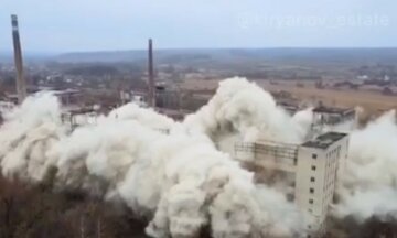 Підірвали будівлю фаянсового заводу під Харковом: момент руйнування потрапив на відео