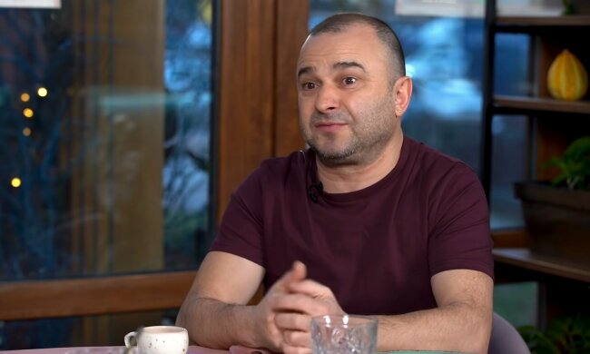 Виктор Павлик показал, в каких условиях живет его 81-летняя мама, которая "мало ест": "Иногда я заезжаю..."