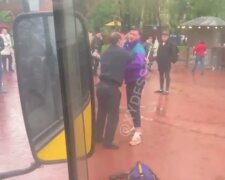 Маршрутник з кийком накинувся на пасажира, відео: "не захотів платити за проїзд"