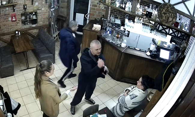 «Відріжу голову нах»: друг Ківи накинувся на жінок в ресторані, з'явилося відео атаки
