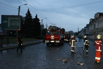 Рухнув цілий під'їзд: російська ракета влупила по багатоповерхівці в центрі Харкова, з'явилися фото