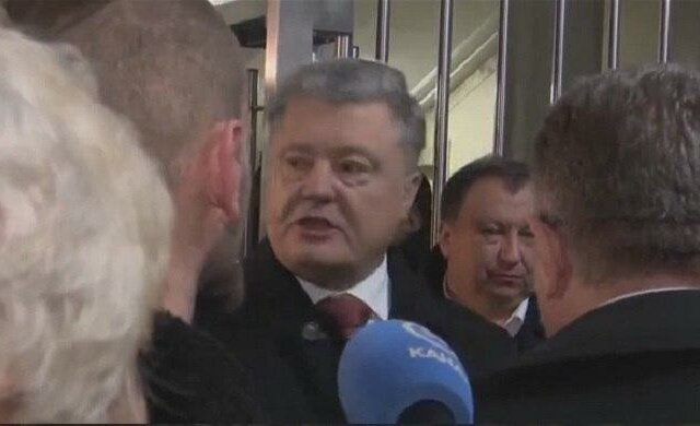 Униженный Порошенко на допросе закатил некрасивую сцену: «Вы не украинцы!», кадры