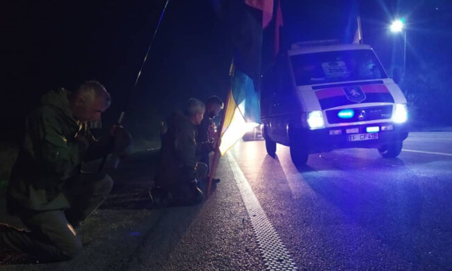 "Герой повертається додому": українці на колінах зустріли полеглого на Донбасі воїна