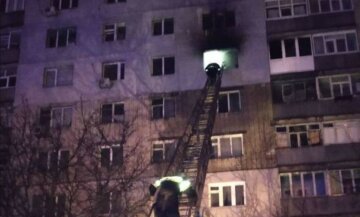 "Знайдено тіла двох людей": у Харківській області спалахнула багатоповерхівка, людей терміново евакуювали