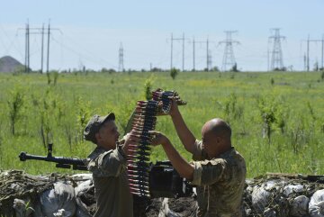 Members of the Ukrainian armed forces prepare a weapon at their position located near the town of Ho