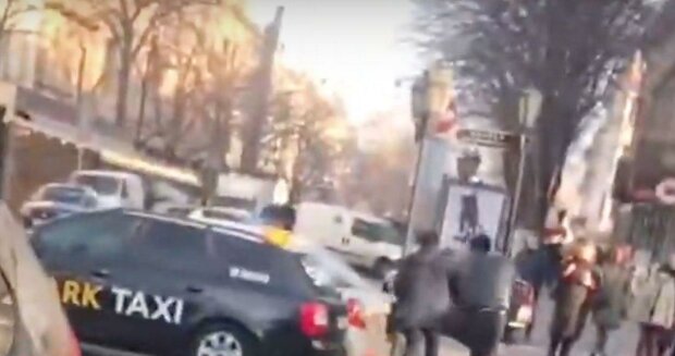 Таксисты устроили драку в центре Одессы: бойня попала на видео