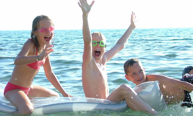 дети купаются речка река море отдых