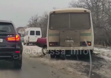"Зіткнулися лоб в лоб": під Одесою рейсовий автобус потрапив у ДТП, є жертви