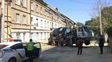 Бетономешалка ушла под землю в центре Одессы: видео ЧП