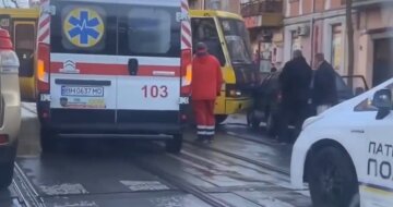 Маршрутка с людьми попала в аварию в центре Одессы, примчались медики: появилось видео