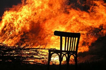З’явилися нові фото масштабної пожежі біля Ради, полум’я виривається з вікон