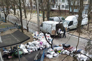 В квартиру не поместилось: днепрянка заблокировала подъезд горами мусора