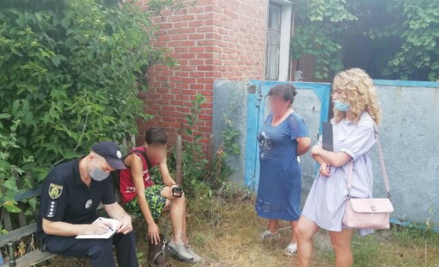 Харьковчанку оштрафовали из-за соседа, фото: "во дворе кучей лежал ..."