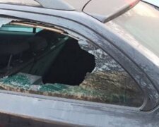 В Киеве за ночь разбили стекла и обокрали сразу 5 авто: "в одной из машин находился..."