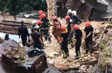 Будівля обвалилася в центрі Львова, врятувати вдалося не всіх: кадри трагедії