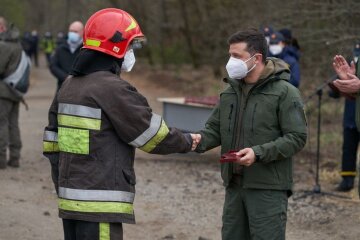 "Тушили Чернобыль рядовые, а медали получили генералы": скандалом обернулось чествование Зеленским пожарных