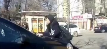 Школьник прославился после мести автохаму в Одессе, видео: "Куда едешь"