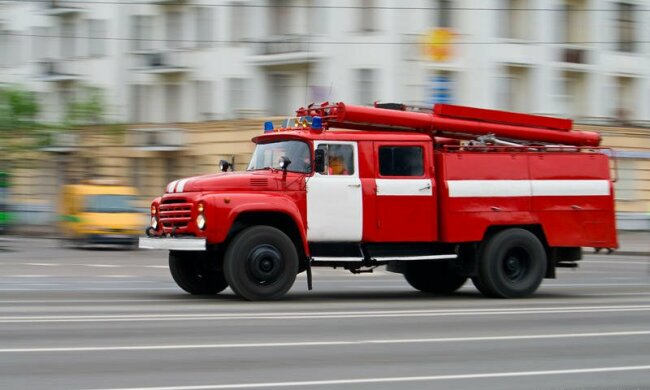 Масштабна аварія в Україні: зійшов з рейок поїзд, завантажений дизпаливом, відео