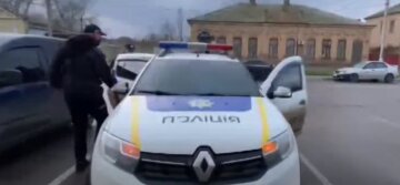 Побив і спустив зі сходів: в Одесі атакували поліцейських
