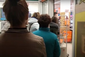 Огромный грызун напугал покупателей одесского супермаркета, видео: "Лежал между продуктами"