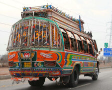 В Пакистане утонул свадебный автобус, 15 погибших