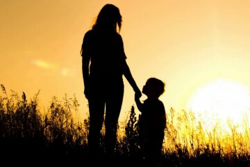 mama-s-rebenkom-spinoy