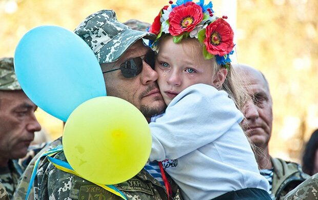 День батька: зворушливі фото героїв АТО з дітьми (фото)