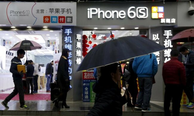 Впервые в истории Apple продажи iPhone упали