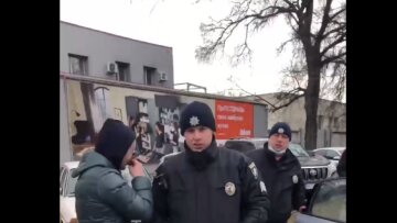 В Одесі поліцейські силою заштовхали школярку в авто: з'явилося відео