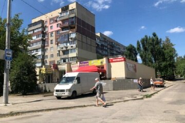 В Днепре жильцы многоэтажки могут остаться без крыши над головой: стоки канализации рушат фундамент