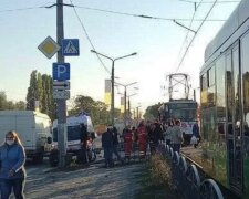 Нещастя сталося з юнаком біля ТЦ "Барабашово", фото: "трамвай зачепив і..."
