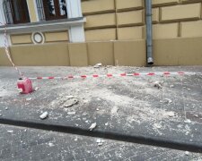 В центре Одессы фасад дома полетел на головы прохожих: больше всего не повезло мужчине