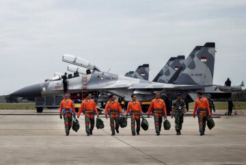 Indonesian Air Force Sukhoi fighter pilots and crew walk across the tarmac after training for an upcoming military exercise at Hang Nadim Airport, Batam, Riau Islands, Indonesia October 3, 2016 in this photo taken by Antara Foto. Picture taken October 3, 2016. Antara Foto/M N Kanwa/ via REUTERS