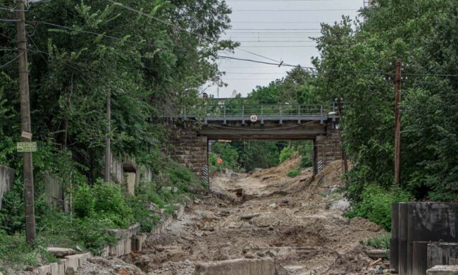 В Днепре мощный ливень начисто смыл дорогу: "Подвалы затоплены, авто заблокированы"