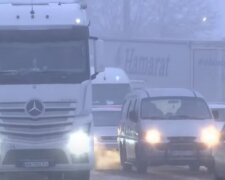 Киев засыпает снегом, столица стоит в пробках: карта самых проблемных дорог