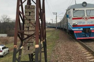 Несчастье с мужчиной произошло на ж/д под Харьковом, фото: "шел в наушниках и с тачкой"