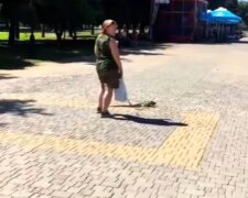 "Динозавры на районе": в Харькове женщина выгуливала необычное животное