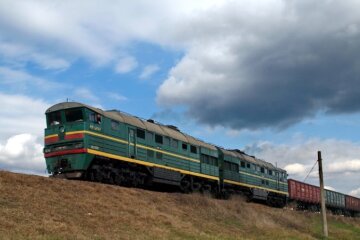 Поезд слетел с рельсов и загорелся в Одессе: появилось видео с места аварии