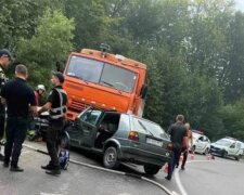Трагедія на українській трасі, авто на швидкості влетіло у вантажівку: вижили не всі