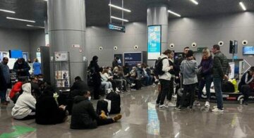 Сотні людей застрягли в аеропорту, чекають вильоту другу добу: відео того, що відбувається