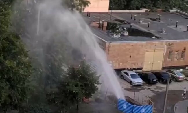 "Фірмовий фонтан" від водоканалу пробив у Харкові, кадри: "тільки закінчили ремонт"